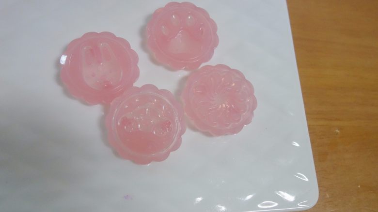 给孩子一个仪式感的中秋节 婴幼儿都能吃的,花片的选择要是用花型对应颜色的做法,花片不要选纹路很细的,要选大面积的纹路简单的,比如兔子就比较适合做这种类型的