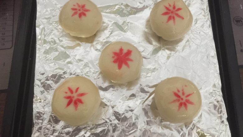 小龙虾月饼,放在烤盘上,我还用八角蘸红色色素印了个图案