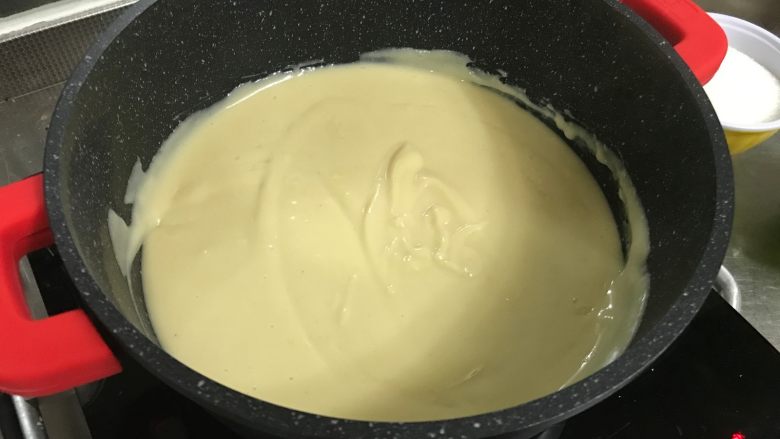 广式莲蓉月饼(自制内馅),煮锅内连同水和莲子倒入搅拌机中,搅打至细腻浓稠的莲蓉糊
莲蓉糊倒入不粘锅中翻炒,开中火。慢慢倒入植物油,每次倒入都要炒均匀吸收后再加
