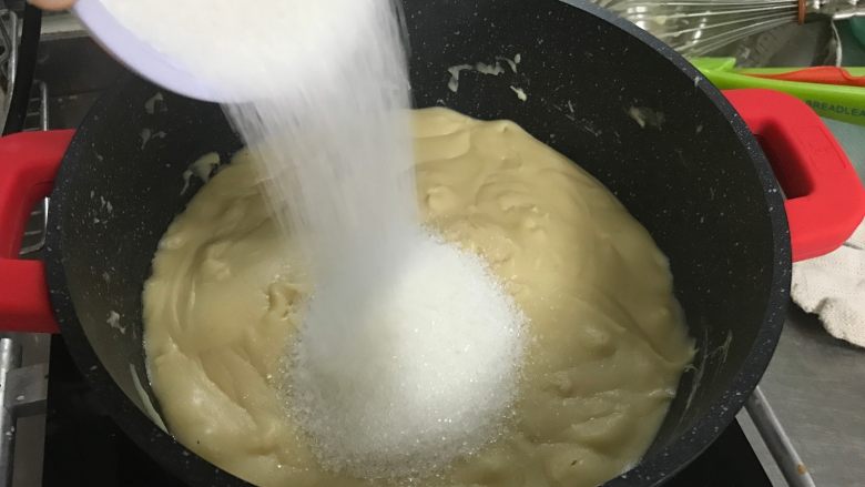 广式莲蓉月饼(自制内馅),油全部倒入之后,倒入所有的盐和细砂糖