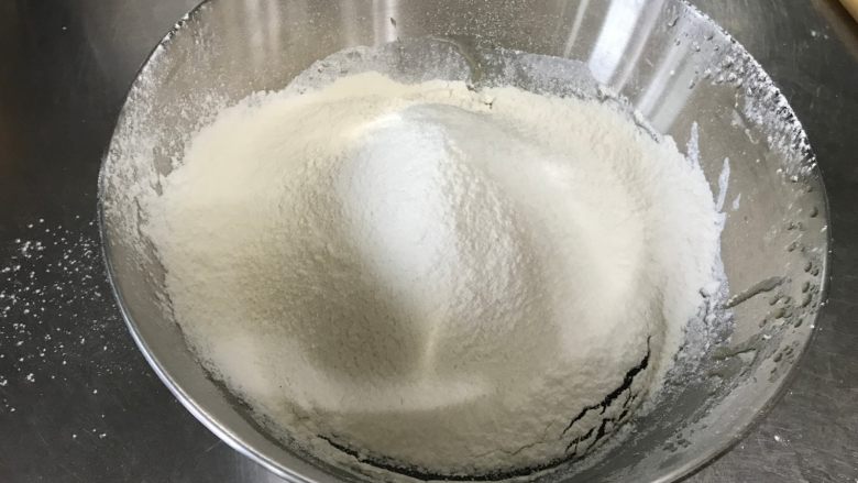 广式莲蓉月饼(自制内馅),筛入低粉和奶粉的混合物