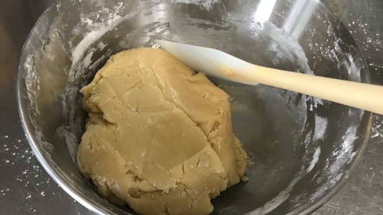 广式莲蓉月饼(自制内馅),翻拌均匀后放在保鲜膜中