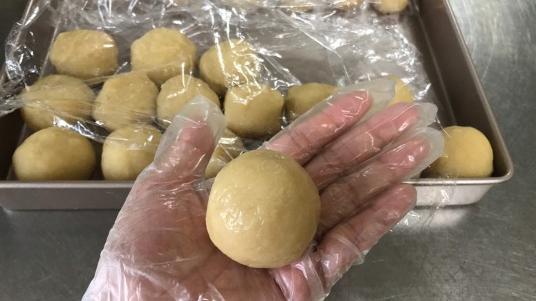 广式莲蓉月饼(自制内馅),收口捏紧后,揉圆