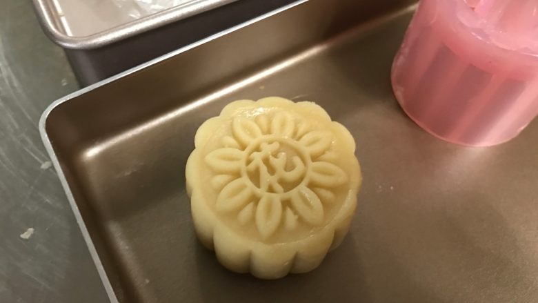 广式莲蓉月饼(自制内馅),直接扣压在烤盘中