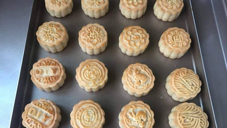 广式莲蓉月饼(自制内馅),预热好的烤箱,190度烤5分钟
准备蛋黄水,给月饼上色用。蛋黄水是一个蛋黄加一勺蛋清混合均匀
拿出烤盘,在月饼上轻薄的涂一层蛋黄水