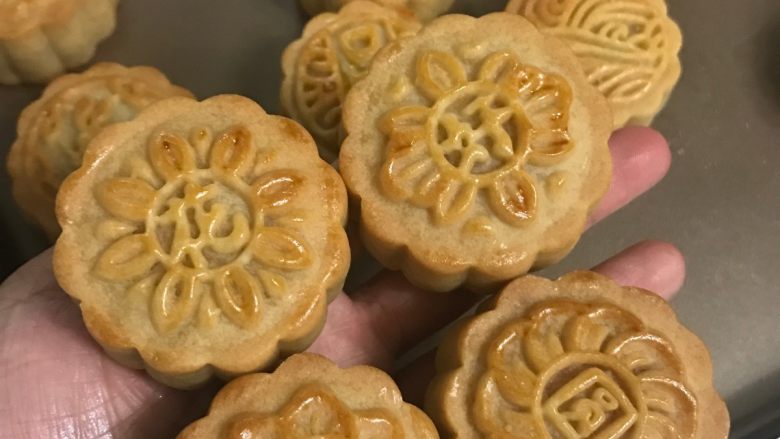 广式莲蓉月饼(自制内馅),入烤箱继续190度烤15分钟