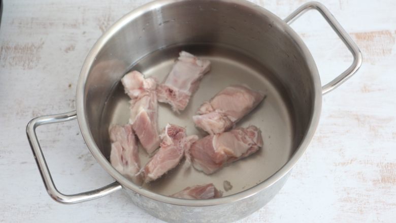 玉米排骨汤,排骨冷水下锅,水开后,煮3-5分钟。