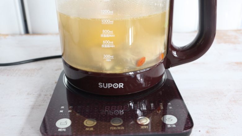 玉米排骨汤,1小时之后,程序结束,撒少许盐调味即可。