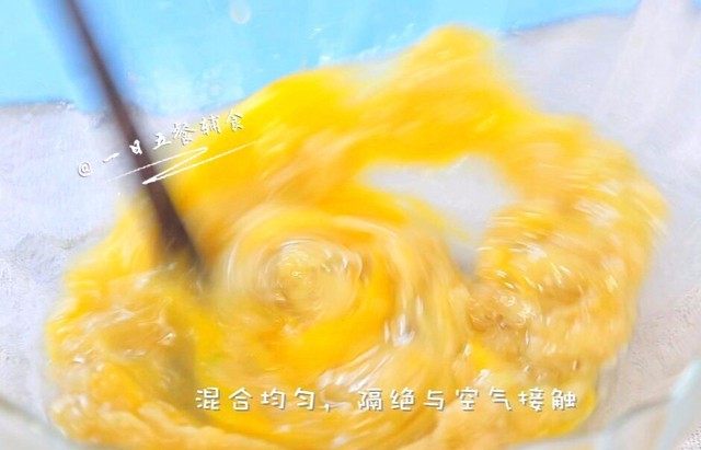 苹果核桃全麦软饼, 防止苹果变色加剧迅速将鸡蛋打入，混合均匀，将苹果隔绝与空气接触。