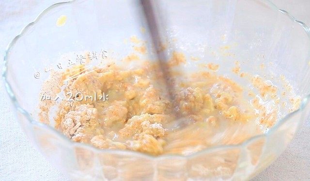 苹果核桃全麦软饼,全麦粉全部加入搅拌，加入20ml水，搅拌成苹果面糊。
🌻小贴士：1、如果不再加水，可以用手将面团搓圆再按扁煎，但水越多饼肯定越软