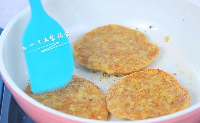 苹果核桃全麦软饼,待下面凝固后翻面。