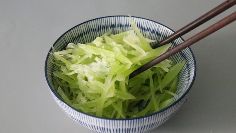 凉拌莴笋,搅拌均匀,腌制15分钟。