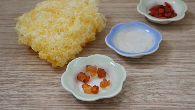 桃胶银耳羹,准备所需食材