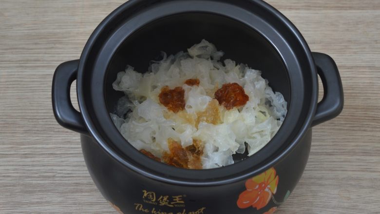 桃胶银耳羹,放入桃胶