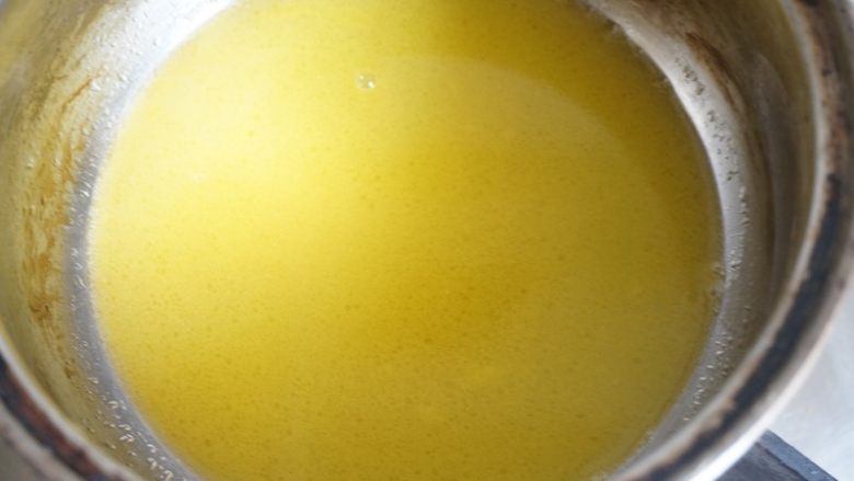 酥皮泡芙,小火加热至黄油完全融化,周边冒小泡转小火