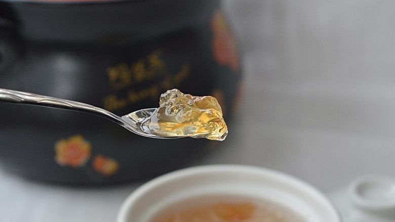 桃胶银耳羹,甜糯的桃胶银耳羹就做好了,可以冷藏、也可以常温食用