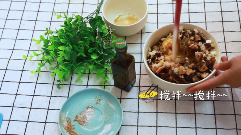 玫瑰花抱蛋煎饺,搅拌搅拌!