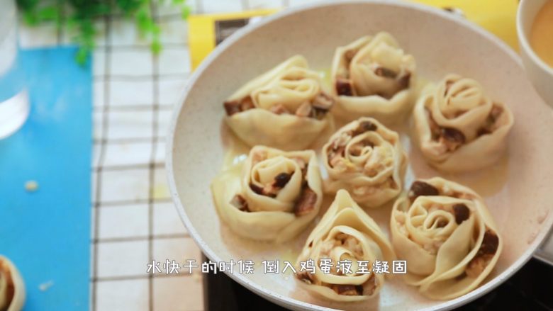 玫瑰花抱蛋煎饺,如果觉得不熟可以再倒半碗水煎。然后期间两个鸡蛋加点盐,水再次快干的时候倒入平底锅中盖盖煎至蛋液凝固就好。