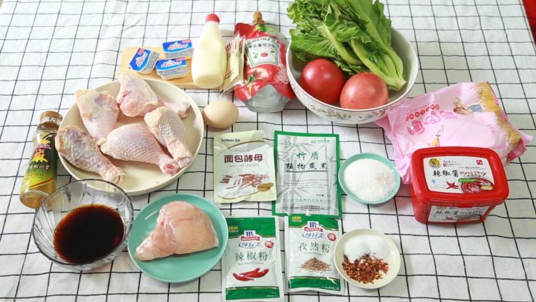愤怒的汉堡(平底锅版),肉松材料:鸡胸肉2块、花椒、生抽、盐、麻油、番茄酱、辣椒酱