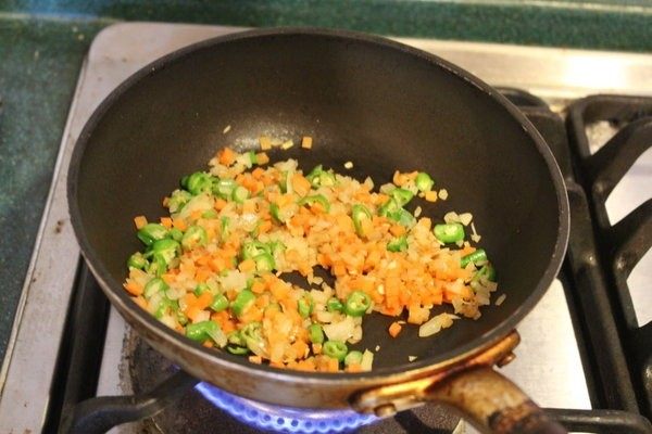 土豆章鱼烧,洋葱炒香,再加入红萝卜和青辣椒炒熟。