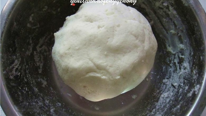 土豆糯米饼,慢慢加入水,边加入边搅拌,最后和成比较柔软的面团