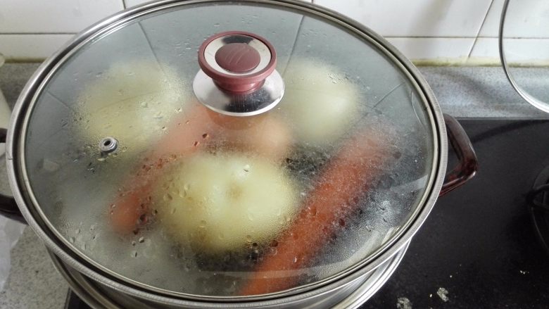 正宗西式土豆沙拉, 差不多的时候放入鸡蛋和胡萝卜,因为鸡蛋和胡萝卜熟的快,可以晚点放口感好,否则鸡蛋会硬,胡萝卜太软。蒸到可以用筷子轻松扎透土豆即可,同样方法