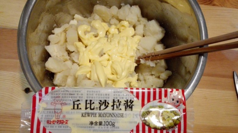 正宗西式土豆沙拉,把沙拉酱放入切好的土豆中充分搅拌,