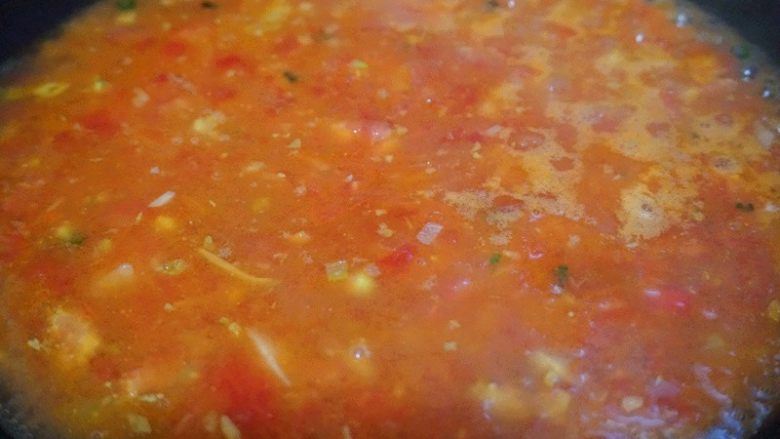 百搭西红柿+西红柿豆腐,将豆腐放进煮沸的清水里，加盐焯2-3分钟捞出沥干水分；锅内倒油烧热后放入姜米、蒜米、葱爆香，然后下西红柿炒出香味掺水煮沸，放入豆腐小火烧入味