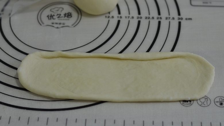 越吃越香的原味儿贝果,稍稍松弛后翻面再擀,长约25厘米最好了。