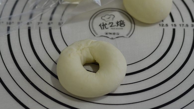 越吃越香的原味儿贝果,做成面包圈,收口处捏好。
