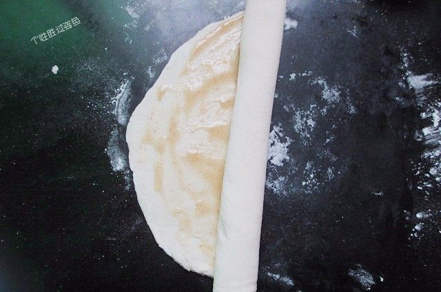 自制手抓饼,早饭又多了个选择,摸一层葱油，撒少许葱花，从面片的一边始把面片卷起来