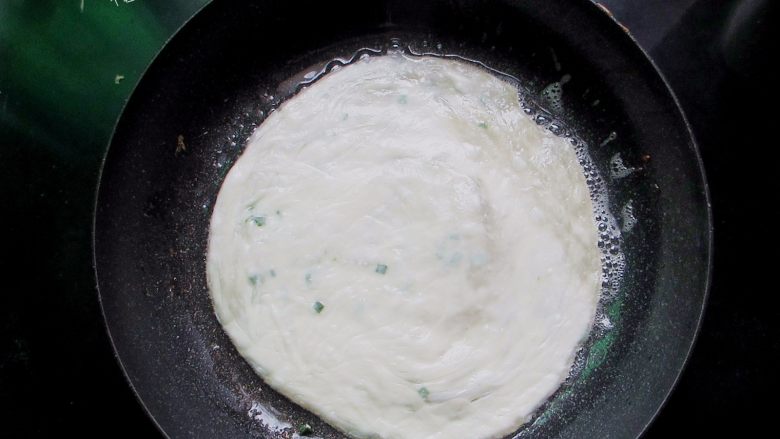 自制手抓饼,早饭又多了个选择,平底锅提前预热好，刷上一层食用油，放入擀好的饼