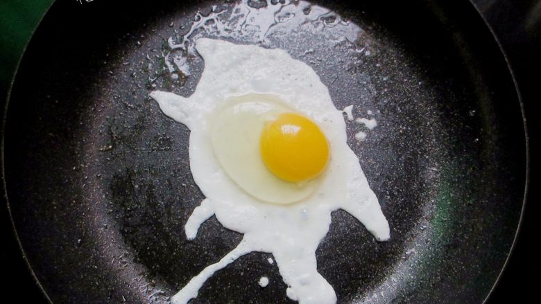 自制手抓饼,早饭又多了个选择,用锅铲把饼铲起来，往锅里打一个鸡蛋