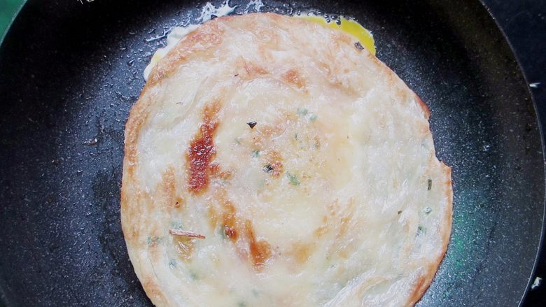 自制手抓饼,早饭又多了个选择,把饼盖在鸡蛋上面