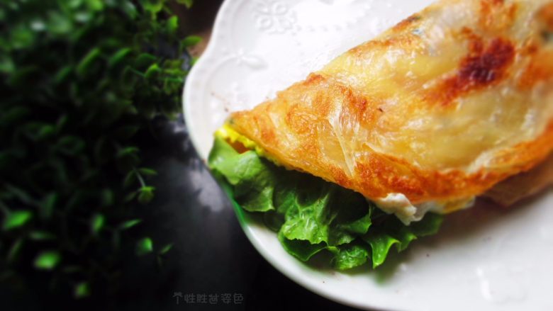 自制手抓饼,早饭又多了个选择,对折，美味的手抓饼就完成了