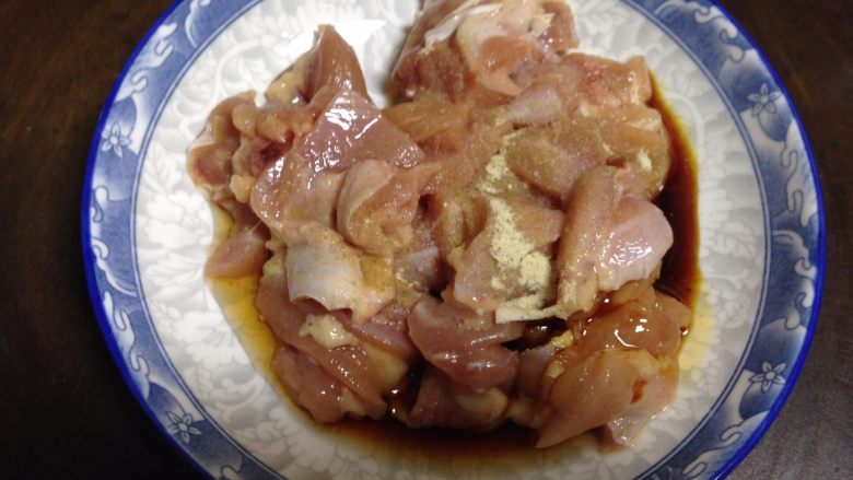 酱爆腰果鸡丁,加入<a style='color:red;display:inline-block;' href='/shicai/ 134296'>白胡椒粉</a>、盐、<a style='color:red;display:inline-block;' href='/shicai/ 788'>生抽</a>、<a style='color:red;display:inline-block;' href='/shicai/ 718'>料酒</a>抓匀至调料吸收