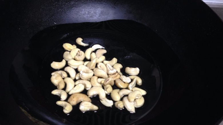 酱爆腰果鸡丁,凉锅凉油小火倒入腰果