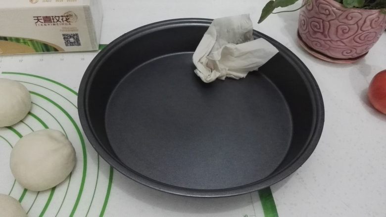 无油花生酱面包,披萨盘洗净用厨房抽纸擦干,用手抹一层油防粘。