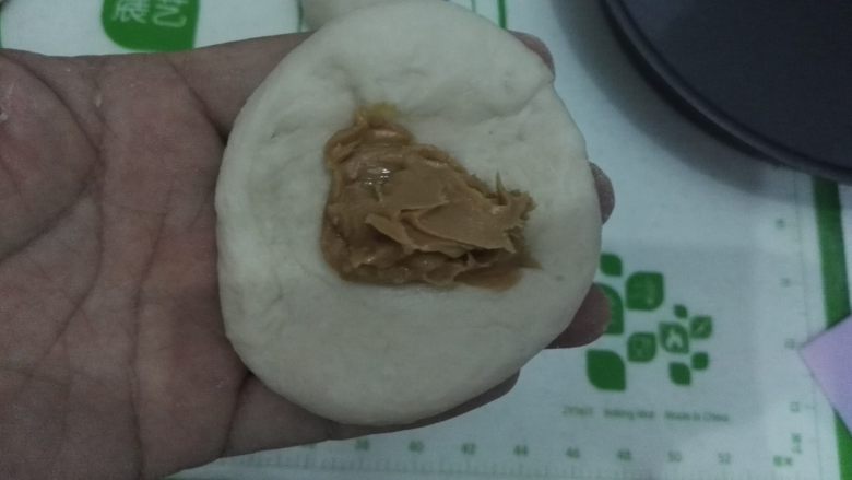 无油花生酱面包,面剂用手捏成一圈薄中间厚的面片,放上适量<a style='color:red;display:inline-block;' href='/shicai/ 711'>花生酱</a>,我用勺随意挖的。