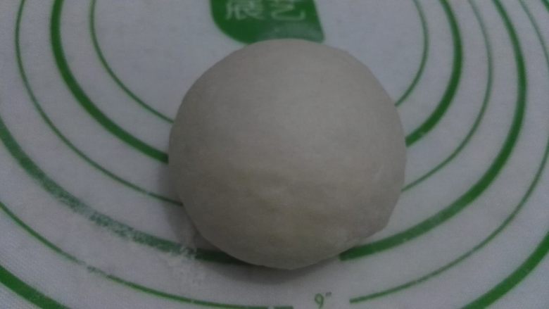 无油花生酱面包,封口朝下,掌心相对转圈把面剂团圆。