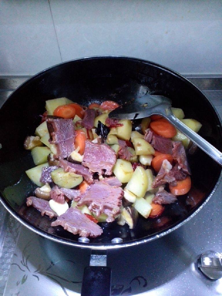 地三鲜牛腩煲,锅坐大火烧热,倒油(平时四倍的量),茄子,土豆胡萝卜倒入,翻炒至变色,倒入香菇和蒜头姜片干辣椒炒出香味后,倒入牛腩翻炒一会,加<a style='color:red;display:inline-block;' href='/shicai/ 718'>料酒</a>三勺(喝汤用的白瓷小勺子),<a style='color:red;display:inline-block;' href='/shicai/ 699'>番茄酱</a>六勺,<a style='color:red;display:inline-block;' href='/shicai/ 788'>生抽</a>八勺,<a style='color:red;display:inline-block;' href='/shicai/ 762'>老抽</a>四勺,<a style='color:red;display:inline-block;' href='/shicai/ 3729'>白糖</a>一勺,盐四分之一勺,一碟子辣酱,<a style='color:red;display:inline-block;' href='/shicai/ 134340'>黑胡椒粉</a>一小撮,翻炒均匀。