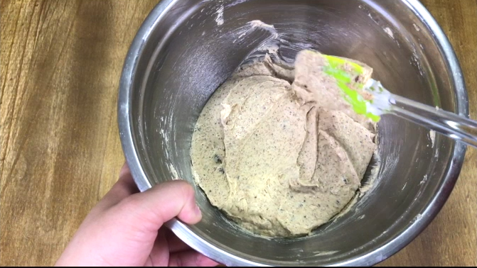 M&M豆花生饼干,酥油、花生酱、红糖、白砂糖,全部放在一个大碗里搅拌直至顺滑。