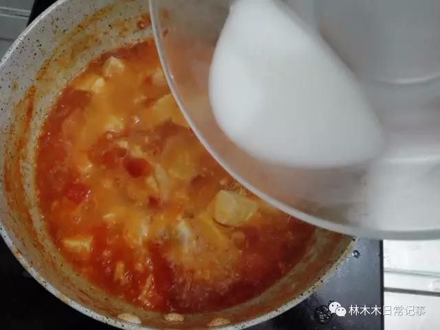 龙利鱼番茄浓汤,最后加入少许水淀粉调浓度,和少许盐即可出锅了。
切记鱼肉很容易熟,煮熟就得马上关火哦