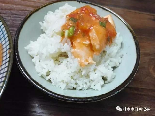 龙利鱼番茄浓汤,而我最喜欢的吃法是盛上一碗米饭,浇在米饭上拌着吃,酸酸的特别开胃。