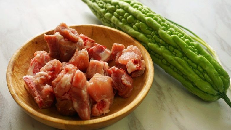 苦瓜排骨汤,1.提前将原材料准备好
叨叨叨:猪排骨我选用的是小排,小排的肉层比较厚,并带有白色软骨,口感比较好