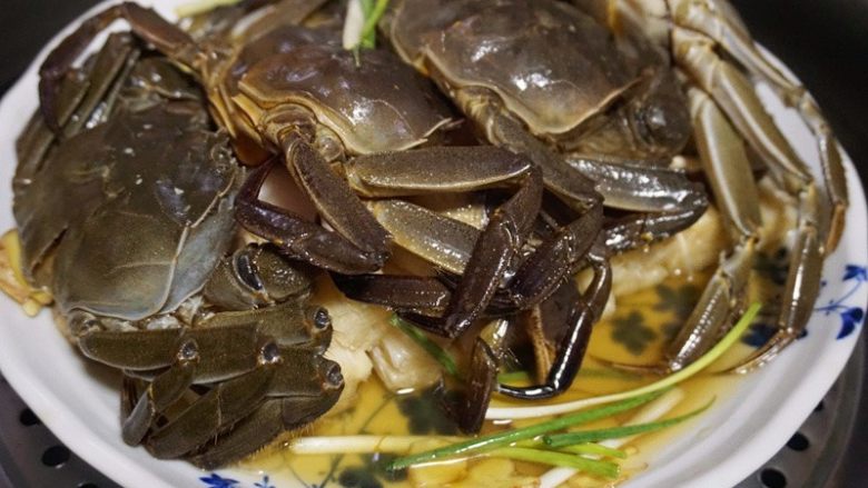 辣蒸六月黄,11.再将腌制好的蟹铺在最上面,淋适量刚刚腌制蟹的料酒汁