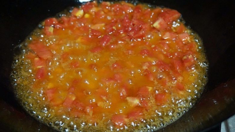 酒酿煎蛋,9锅内留少许底油,将<a style='color:red;display:inline-block;' href='/shicai/ 59'>番茄</a>丁放入锅中大火翻炒均匀