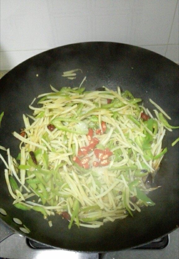 青椒土豆丝,加小米辣,炒匀关火。