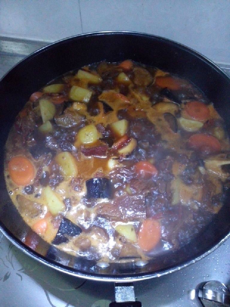 地三鲜牛腩煲,加入温水没过菜刚好,大火烧十分钟改文火烧十分钟。