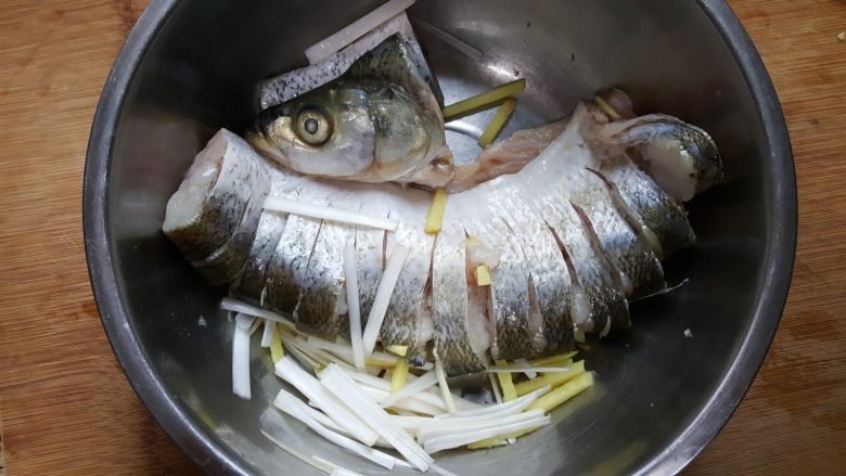 清蒸鱼,7.葱姜丝放入盛有鱼的容器中,腌30分钟。